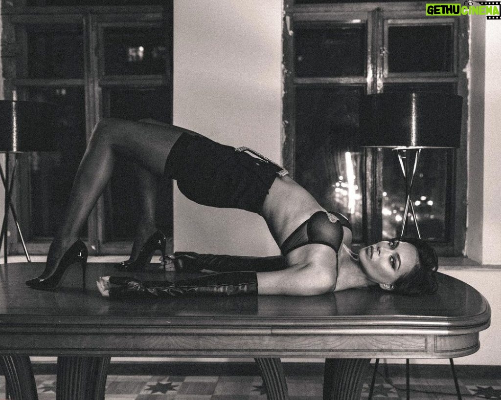 Nastasya Samburskaya Instagram - Продолжаем эксперименты с лежачими фотографиями🖤 Макияж @victoria_sultanova Стиль @sofya_am Фотограф @galya_anis 🖤🖤🖤 Moscow