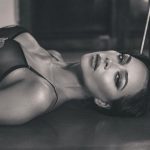 Nastasya Samburskaya Instagram - Продолжаем эксперименты с лежачими фотографиями🖤 Макияж @victoria_sultanova Стиль @sofya_am Фотограф @galya_anis 🖤🖤🖤 Moscow