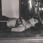 Nastasya Samburskaya Instagram - Продолжаем эксперименты с лежачими фотографиями🖤 Макияж @victoria_sultanova Стиль @sofya_am Фотограф @galya_anis 🖤🖤🖤 Moscow