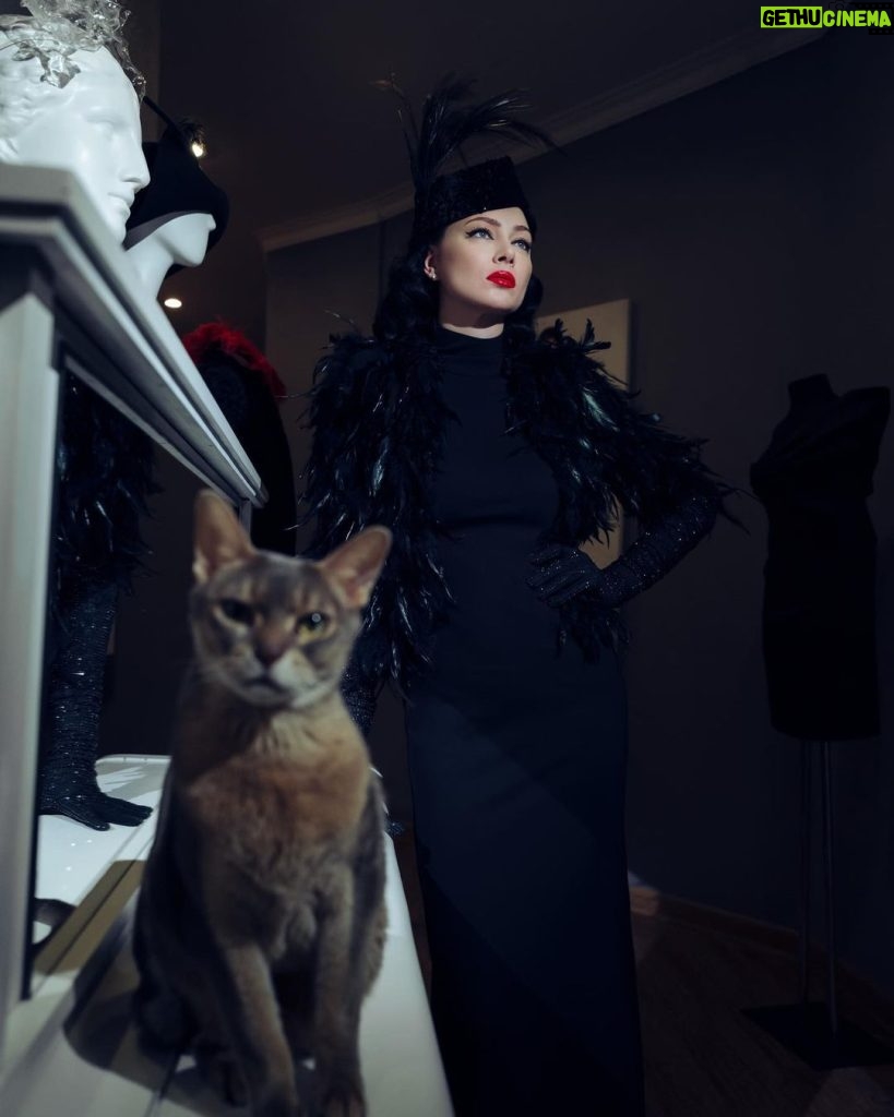 Nastasya Samburskaya Instagram - Нафотографировали ещё в прошлом году с @multikov , в шикарных костюмах от @loginov.store а я совершенно забыла с вами Поделиться этими снимками. Будто-то из другого времени, правда?