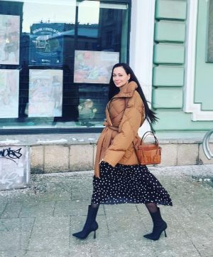 Nastasya Samburskaya Instagram - Выгуливаю самый тёплый и прекрасный подарок, пуховик от @khrisjoy_official Как же я их обожаю! 💕💕💕