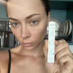 Nastasya Samburskaya Instagram - Тот неловкий момент, когда 2 полоски не обрадовали))) Что касаемо омикрона. Делюсь своим опытом. 16го в аэропорту Пунто-Каны видимо подцепила.17 го нос немного беспокоил, 18го ещё больше, но я не мнительная, решила, что это просто акклиматизация и я адаптируюсь к разнице больше, чем в 30 градусов. С 18 на 19 очень плохо спала, принимала снотворное, которое не помогло, утром проснулась разбитая, решив, что это побочка от него. Ломило тело, но я почему-то продолжала думать, что это из-за неудобного, одиннадцатичасового перелёта и глубокого массажа. А потом решила измерить температуру, 37,3… Здрасьте… Вот тут у меня пазл и сложился. В общем, в носу отёк, температура держалась 3 дня, кашель незначительный, запахи снижаются, но не критично. Первые три дня было погано, появилось чувство тревоги и напряжения, дальше состояние стало улучшаться постепенно. Уже 24го я сделала 2 теста и они оба были отрицательными. Отделалась лёгким испугом называется. Но какие будут последствия- ещё непонятно. После моего первого опыта перенесённого ковида в декабре 20го, я до сих пор огребаю побочку. Так что берегите себя по-возможности❤️
