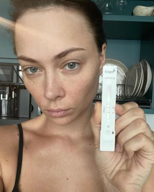 Nastasya Samburskaya Instagram - Тот неловкий момент, когда 2 полоски не обрадовали))) Что касаемо омикрона. Делюсь своим опытом. 16го в аэропорту Пунто-Каны видимо подцепила.17 го нос немного беспокоил, 18го ещё больше, но я не мнительная, решила, что это просто акклиматизация и я адаптируюсь к разнице больше, чем в 30 градусов. С 18 на 19 очень плохо спала, принимала снотворное, которое не помогло, утром проснулась разбитая, решив, что это побочка от него. Ломило тело, но я почему-то продолжала думать, что это из-за неудобного, одиннадцатичасового  перелёта и глубокого массажа. А потом решила измерить температуру, 37,3… Здрасьте… Вот тут у меня пазл и сложился. В общем, в носу отёк, температура держалась 3 дня, кашель незначительный, запахи снижаются, но не критично. Первые три дня было погано, появилось чувство тревоги и напряжения, дальше состояние стало улучшаться постепенно. Уже 24го я сделала 2 теста и они оба были отрицательными. Отделалась лёгким испугом называется. Но какие будут последствия- ещё непонятно. После моего первого опыта перенесённого ковида в декабре 20го, я до сих пор огребаю побочку. Так что берегите себя по-возможности❤️