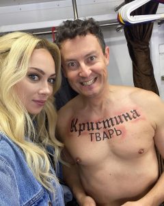Nastasya Samburskaya Instagram - Посмотрели вчера 10ю серию? Ещё 2 серии остались 😩 вам нравятся отношения Кристины и Антона? Какой-то вынос мозга 🤯Мне категорически нет, я за здоровые, с Андреем! 😂
