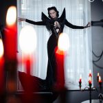 Nastasya Samburskaya Instagram - Так получилось, что фотографий с #halloween в этом шикарном наряде у меня почти не было, потому что на вечеринке было очень темно, поэтому захотелось сделать для него отдельную фотосессию и получилось на мой взгляд весьма неплохо? Платье @arti_dress фотограф @multikov пространство шоурума @dmitry.loginov.arsenicum