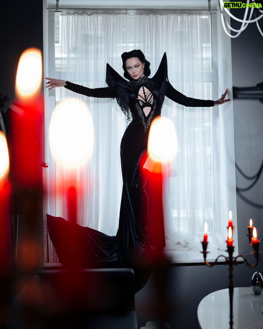 Nastasya Samburskaya Instagram - Так получилось, что фотографий с #halloween в этом шикарном наряде у меня почти не было, потому что на вечеринке было очень темно, поэтому захотелось сделать для него отдельную фотосессию и получилось на мой взгляд весьма неплохо? Платье @arti_dress фотограф @multikov пространство шоурума @dmitry.loginov.arsenicum