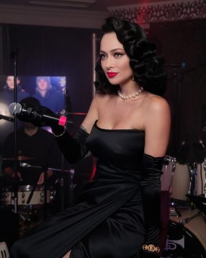 Nastasya Samburskaya Instagram - Принимаю поздравления. Сегодня Дробыш проиграл в суде, его иск ко мне на 13 миллионов рублей не был удовлетворён. А у меня вчера был крутейший корпоративчик, так что пишите-звоните, я в порядке и с удовольствием выступлю у вас на мероприятии 🥰