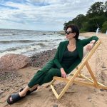 Nastasya Samburskaya Instagram - Жители мегаполисов, живущие по не нормированному графику, чья жизнь насыщена большим количеством событий и эмоций, часто сталкиваются с бессонницей. Раньше я думала, что самая большая проблема- это побороть поток сознания и заснуть, но весной у меня началась другая проблема… Я стала просыпаться в 4-5 утра ежедневно! При таком режиме подъемов ложиться нужно примерно в 20:00, что в принципе невозможно! Усталость накопилась катастрофическая, но сон не продлевали даже рецептурные препараты. Уже отчаявшись и озверев, я смогла выкроить всего 3 дня, перед началом нового проекта, и отправилась в Питер в @hcresort Природа финского залива очень способствует ментальному благополучию! Я прошла максимальное количество расслабляющий процедур: ватсу, капсулу ментального здоровья, магниевые обертывания, ежедневные массажи, криосауну и шарко! Получила консультации от эндокринолога, сомнолога, трихолога и сдала большой список анализов. Сон наконец нормализовался и я стала спать, как человек, по 7 часов! Благодарю специалистов первой линии, которые буквально, спасли меня от неминуемо подбирающегося нервного срыва. Первая Линия Health Care Resort