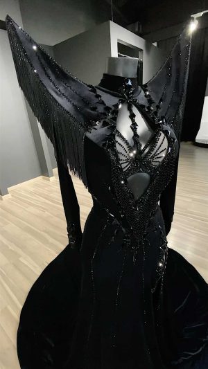 Nastasya Samburskaya Instagram - Наверное это самое красивое платье из всех, которые мне приходилось на себя надевать😍 благодарю @arti_dress за создание такой красоты для Halloween Зайдите к ним на страницу и полюбуйтесь на остальные шедевры, которые они создали 😍