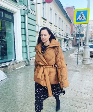 Nastasya Samburskaya Instagram - Выгуливаю самый тёплый и прекрасный подарок, пуховик от @khrisjoy_official Как же я их обожаю! 💕💕💕