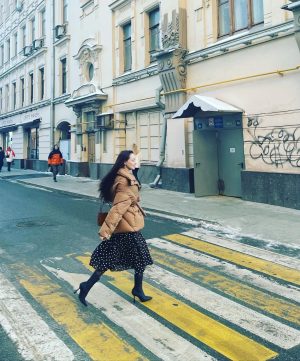 Nastasya Samburskaya Instagram - Выгуливаю самый тёплый и прекрасный подарок, пуховик от @khrisjoy_official Как же я их обожаю! 💕💕💕