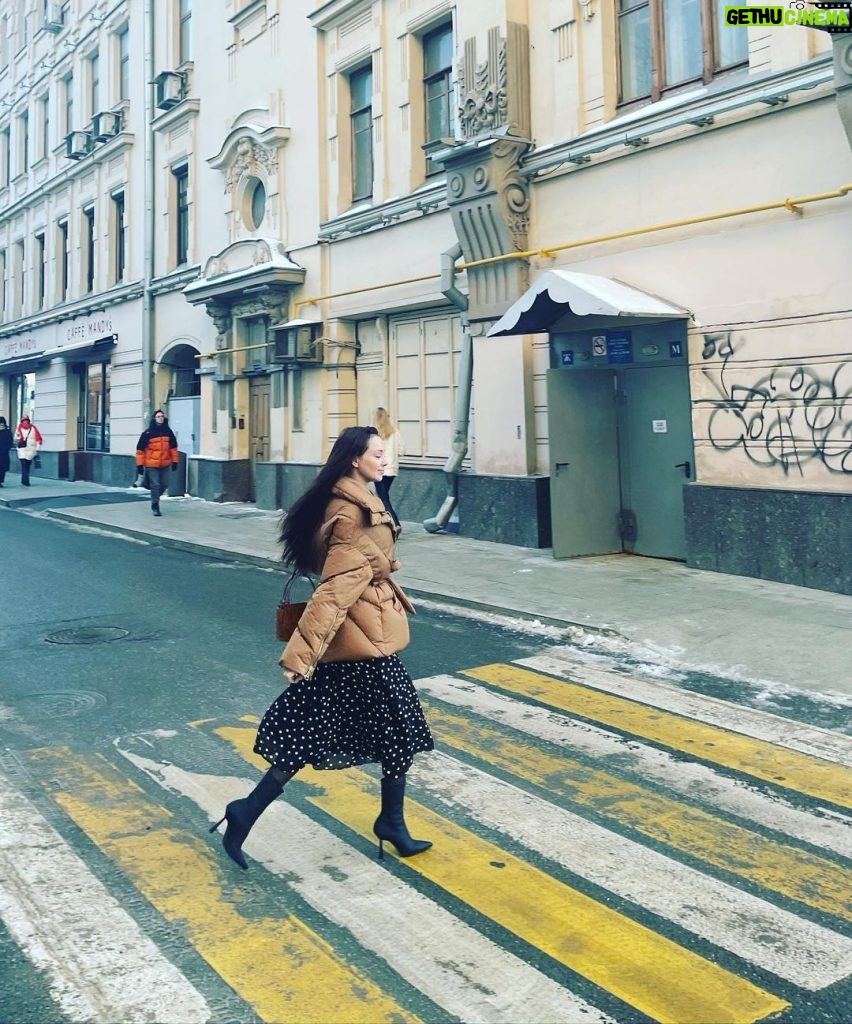 Nastasya Samburskaya Instagram - Выгуливаю самый тёплый и прекрасный подарок, пуховик от @khrisjoy_official Как же я их обожаю! 💕💕💕 Чистые пруды