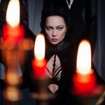 Nastasya Samburskaya Instagram - Так получилось, что фотографий с #halloween в этом шикарном наряде у меня почти не было, потому что на вечеринке было очень темно, поэтому захотелось сделать для него отдельную фотосессию и получилось на мой взгляд весьма неплохо? Платье @arti_dress фотограф @multikov пространство шоурума @dmitry.loginov.arsenicum