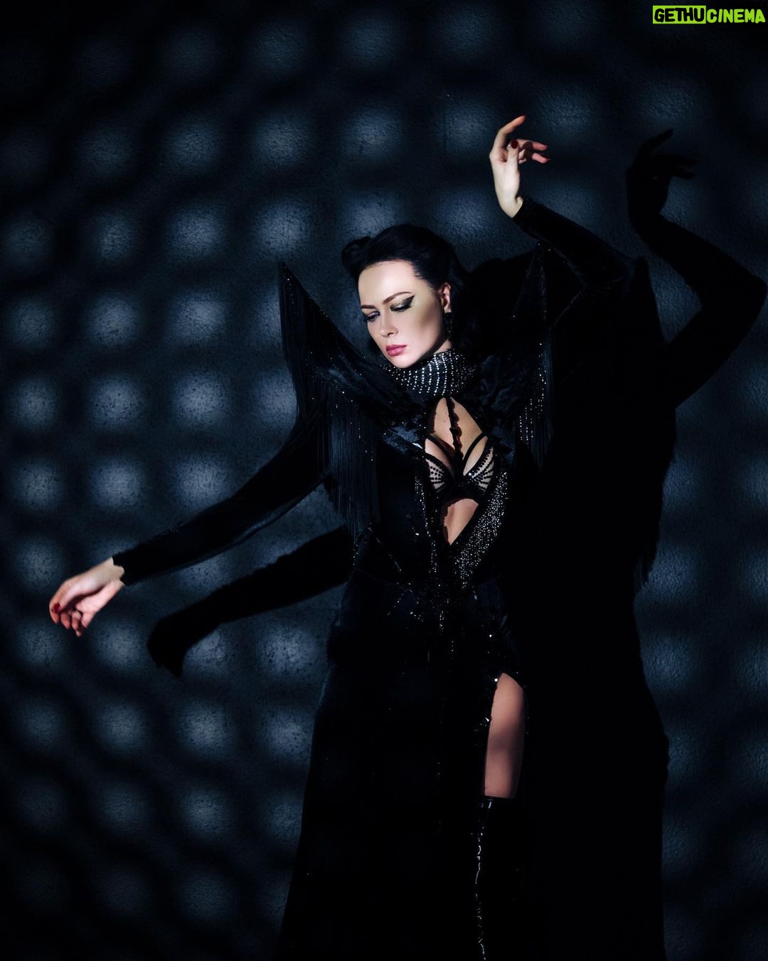 Nastasya Samburskaya Instagram - Так получилось, что фотографий с #halloween в этом шикарном наряде у меня почти не было, потому что на вечеринке было очень темно, поэтому захотелось сделать для него отдельную фотосессию и получилось на мой взгляд весьма неплохо? Платье @arti_dress фотограф @multikov пространство шоурума @dmitry.loginov.arsenicum