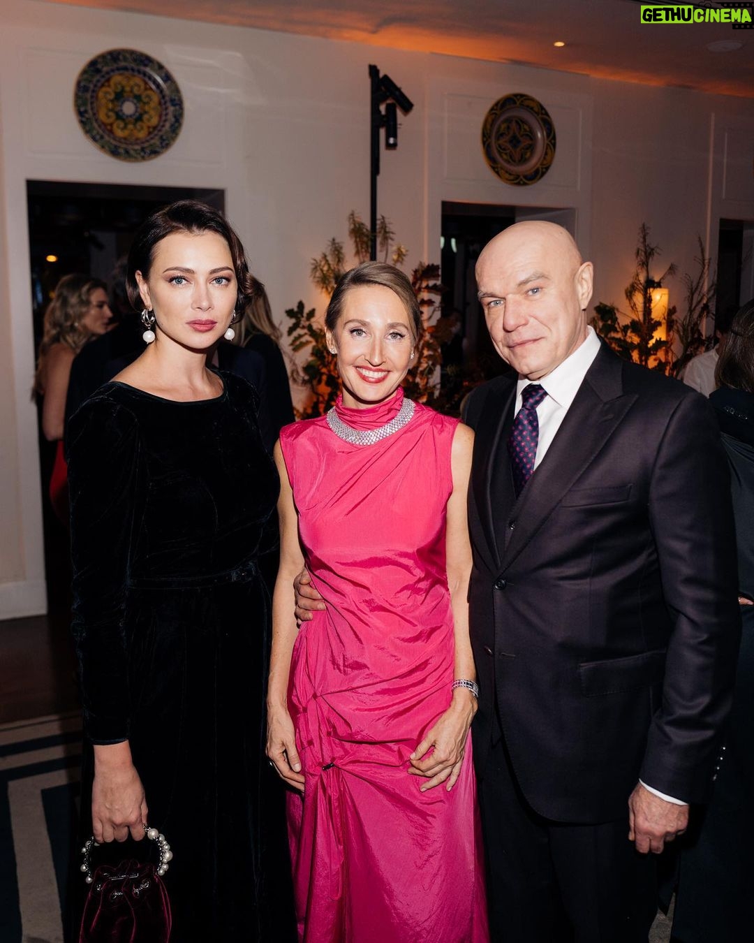Nastasya Samburskaya Instagram - Прекрасный вечер в музее! Спасибо, Оксана, за такое красивое мероприятие, по случаю твоего дня рождения 💕
