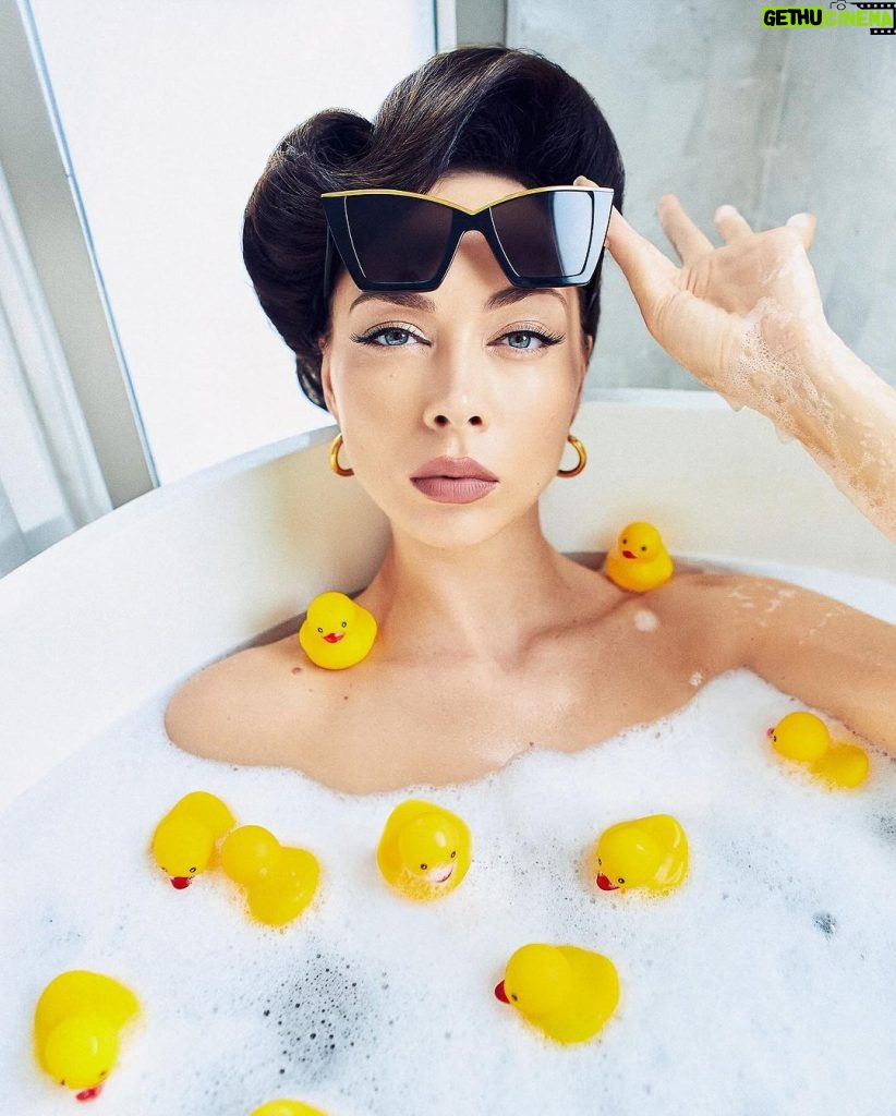 Nastasya Samburskaya Instagram - Если у вас нет пены для ванны - отварите говяжью ногу. 📸 @dvelichko 💄 @thesavva
