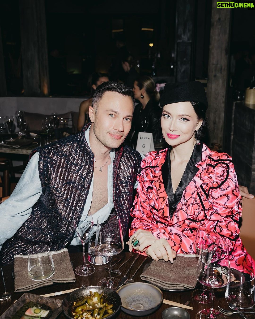 Nastasya Samburskaya Instagram - Обожаю мероприятия с тематическими дресс-кодами 🥰 Ира, спасибо за приглашение @zarkovaira.wrf с днем рождения тебя и ваш новый ресторан @ikura.msk