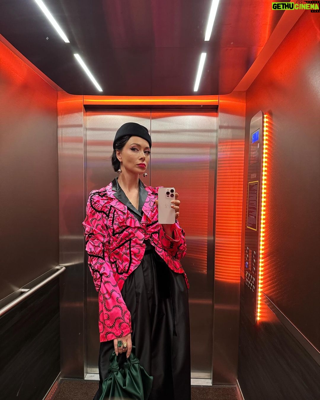 Nastasya Samburskaya Instagram - Обожаю мероприятия с тематическими дресс-кодами 🥰 Ира, спасибо за приглашение @zarkovaira.wrf с днем рождения тебя и ваш новый ресторан @ikura.msk
