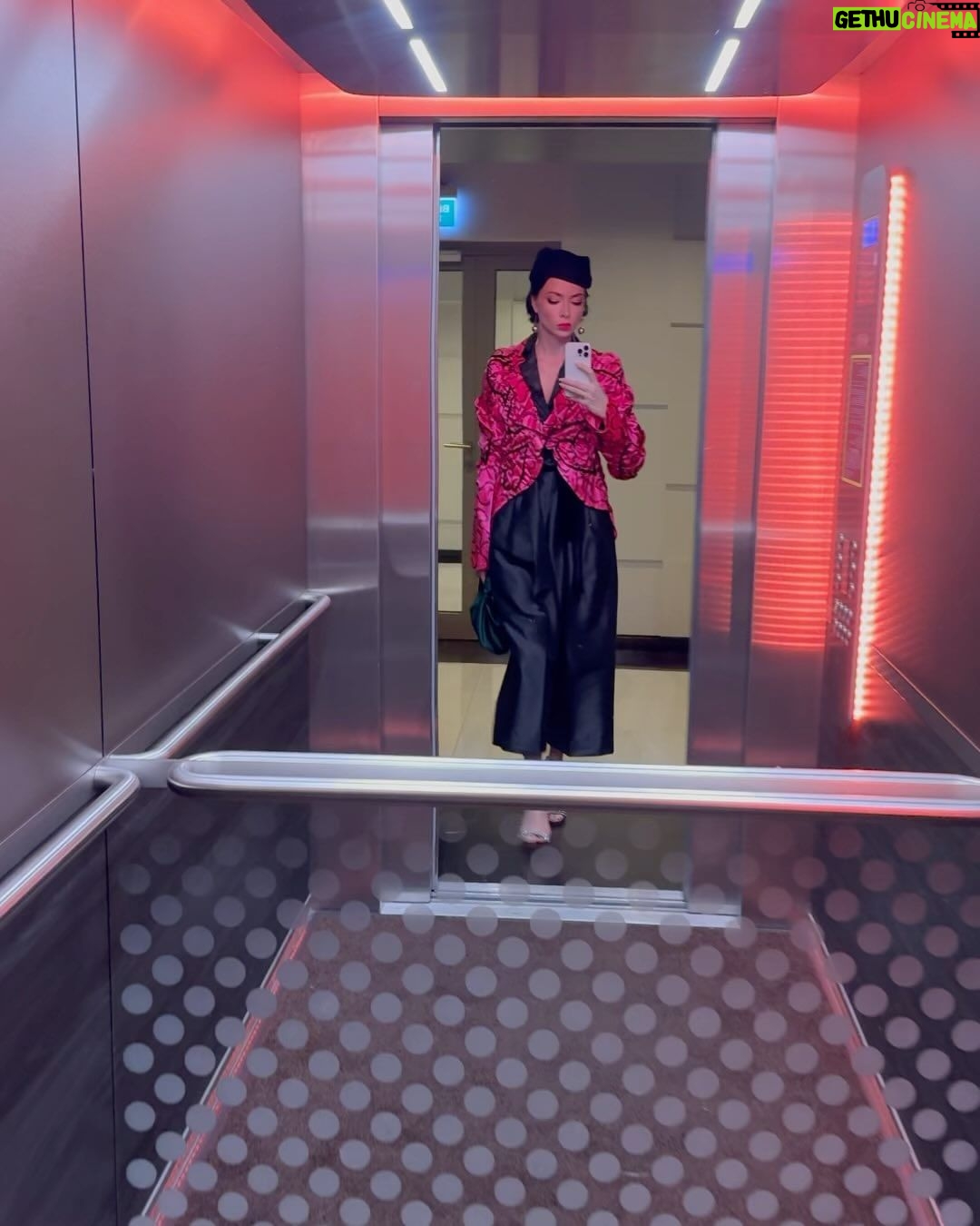Nastasya Samburskaya Instagram - Обожаю мероприятия с тематическими дресс-кодами 🥰 Ира, спасибо за приглашение @zarkovaira.wrf с днем рождения тебя и ваш новый ресторан @ikura.msk