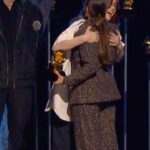 Natalia Lafourcade Instagram - Memorias y agradecimiento profundo. Intenso y hermoso este fin de samana poder estar en los #GRAMMYs @recordingacademy vivimos de todo fue una celebración máxima, presentando categorías y entregando el reconocimiento a hermosos seres llenos de talento y mundos divinos y que nervios vivos hasta el cielo, lluvia divina que nos abrazo de cabeza a pies y después correr a la habitación y comer pizza entre amigos mientras nuestros trajes se secaban. Creo que muchos terminamos así. Nunca lo olvidaré. Tampoco que De todas las flores se ha ganado este reconocimiento. Esto va para todos y todas las que estuvieron en este disco entregando todo su amor. Ha sido un hermoso empate con @juanes , lo dedico a tantas mujeres en el mundo que abrieron camino para las que hoy seguimos aquí fortaleciendo el alma y la tribu en cada paso. Lo dedico a la madre tierra y las montañas a las que pude ofrendar cada letra y melodía. A mi familia y amigos. A mi árbol de la vida. Y va para Veracruz,a la selva donde seguiremos buscando hacer nuevas músicas desde el corazón para muchos corazones. Les amo mi gente linda. ❤️🕊🇲🇽 #detodaslasfloresnl 🙏🏼