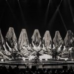 Natalia Lafourcade Instagram - Nos estamos acercando al final de esta gira. Mi corazón no puede estar más agradecido han sido meses maravillosos y hemos podido ir mucho más allá de lo imaginado. Detrás de esta música hay cientos de momentos de creatividad y trabajo para lograr esta puesta en escena. Viendo estas fotos quiero agradecer a muchas personas y especialmente a mujeres como @prisladereves a @diegovegasolorza @aisharbol que me acompañaron en procesos escénicos, coreográficos donde fuimos como niños jugando en este enorme jardín. A Martín Bautista y Valentina Carmona que lo han dado todo en este show a nivel visual y narrativo, con un equipo de primer nivel. Gracias infinitas ♥️ estas imágenes me las compartió mi amiga @soltalamantes gracias mi gente linda por seguir viajando en este mundo y por abrir el corazón para recibir las flores de mi jardín. #detodaslasflorestour seguimos por USA 🇺🇸 Diciembre 2 Bésame Mucho, LA Diciembre 5 y 6 San José Civic Diciembre 8 WaMu Theater, Seattle nos vemos prontito 🌻