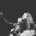 Natalia Lafourcade Instagram - Memorias de la presentación de mi libro en @filguadalajara junto a @jplopezfonseca y @maria.marindb esto para nosotros fue un sueño. Y créanme me quedo con ganas de realizar más libros en mi vida. Iremos viendo. Quiero agradecer a @faunalibros por ser parte de esta historia y a todas las hermosas y personas que nos acompañaron. También aprovecho para agradecer a las personas que son parte de este libro @shubidubi @maureenmevans @maureenme @soniasieff 🌞 Tuvimos la presencia de un ángel hermoso en el escenario que me entrevistó. Mi momento favorito. Hermoso Emiliano 🌞♥️🙏🏼 🌻 gracias vida seguimos adelante. #detodaslasdloresellibro #detodaslasfloresnl #fotografia @diegoguillen 👀 Feria Internacional del Libro FIL