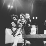 Natalia Lafourcade Instagram - Memorias de la presentación de mi libro en @filguadalajara junto a @jplopezfonseca y @maria.marindb esto para nosotros fue un sueño. Y créanme me quedo con ganas de realizar más libros en mi vida. Iremos viendo. Quiero agradecer a @faunalibros por ser parte de esta historia y a todas las hermosas y personas que nos acompañaron. También aprovecho para agradecer a las personas que son parte de este libro @shubidubi @maureenmevans @maureenme @soniasieff 🌞 Tuvimos la presencia de un ángel hermoso en el escenario que me entrevistó. Mi momento favorito. Hermoso Emiliano 🌞♥️🙏🏼 🌻 gracias vida seguimos adelante. #detodaslasdloresellibro #detodaslasfloresnl #fotografia @diegoguillen 👀 Feria Internacional del Libro FIL