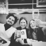 Natalia Lafourcade Instagram - Memorias de la presentación de mi libro en @filguadalajara junto a @jplopezfonseca y @maria.marindb esto para nosotros fue un sueño. Y créanme me quedo con ganas de realizar más libros en mi vida. Iremos viendo. Quiero agradecer a @faunalibros por ser parte de esta historia y a todas las hermosas y personas que nos acompañaron. También aprovecho para agradecer a las personas que son parte de este libro @shubidubi @maureenmevans @maureenme @soniasieff 🌞 Tuvimos la presencia de un ángel hermoso en el escenario que me entrevistó. Mi momento favorito. Hermoso Emiliano 🌞♥️🙏🏼 🌻 gracias vida seguimos adelante. #detodaslasdloresellibro #detodaslasfloresnl #fotografia @diegoguillen 👀 Feria Internacional del Libro FIL