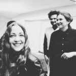 Natalia Lafourcade Instagram - Memorias de la presentación de mi libro en @filguadalajara junto a @jplopezfonseca y @maria.marindb esto para nosotros fue un sueño. Y créanme me quedo con ganas de realizar más libros en mi vida. Iremos viendo. Quiero agradecer a @faunalibros por ser parte de esta historia y a todas las hermosas y personas que nos acompañaron. También aprovecho para agradecer a las personas que son parte de este libro @shubidubi @maureenmevans @maureenme @soniasieff 🌞 Tuvimos la presencia de un ángel hermoso en el escenario que me entrevistó. Mi momento favorito. Hermoso Emiliano 🌞♥️🙏🏼 🌻 gracias vida seguimos adelante. #detodaslasdloresellibro #detodaslasfloresnl #fotografia @diegoguillen 👀 Feria Internacional del Libro FIL