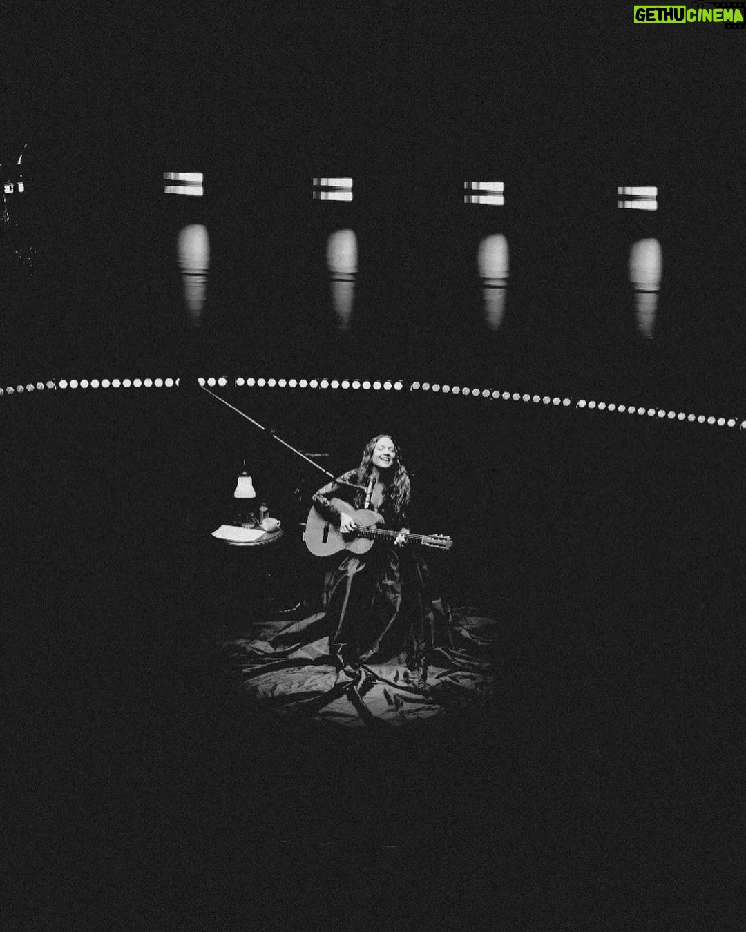 Natalia Lafourcade Instagram - Gracias mi gente linda de Guadalajara. Fue una noche maravillosa llena de magia. #detodaslasflorestour cerro maravilloso este formato de show con su mundo onírico en los visuales. Gracias @diegoguillen por tan hermosas fotografías. 🌸 Auditorio Telmex