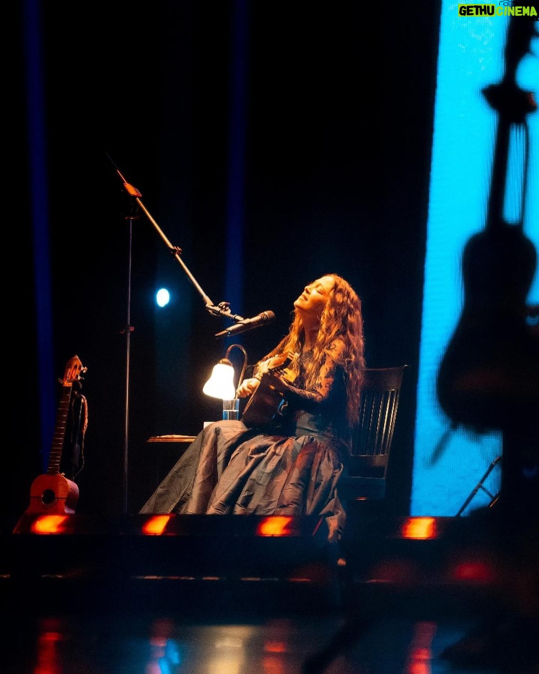 Natalia Lafourcade Instagram - Gracias mi gente linda de Guadalajara. Fue una noche maravillosa llena de magia. #detodaslasflorestour cerro maravilloso este formato de show con su mundo onírico en los visuales. Gracias @diegoguillen por tan hermosas fotografías. 🌸 Auditorio Telmex