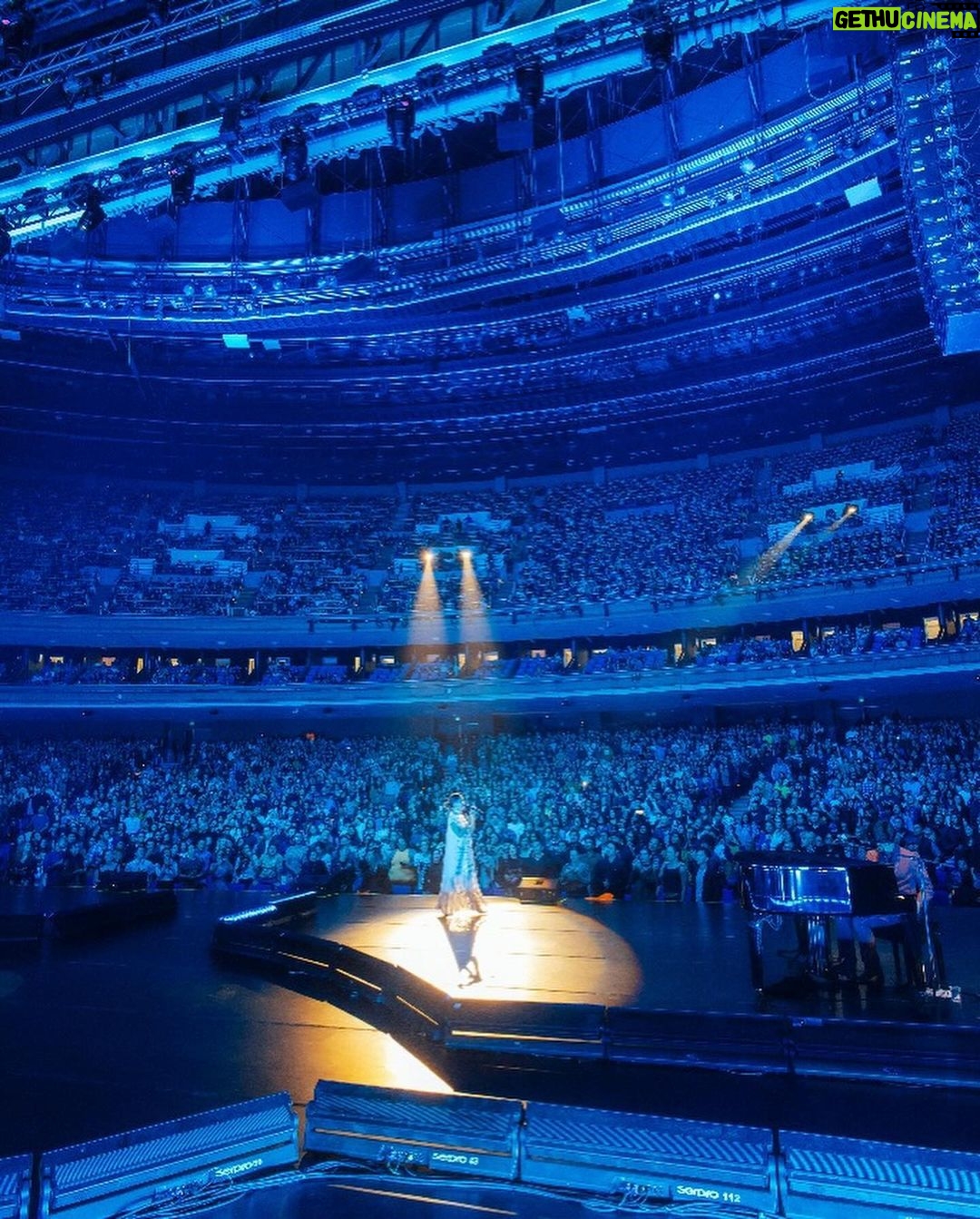 Natalia Lafourcade Instagram - Gracias mi gente linda de Guadalajara. Fue una noche maravillosa llena de magia. #detodaslasflorestour cerro maravilloso este formato de show con su mundo onírico en los visuales. Gracias @diegoguillen por tan hermosas fotografías. 🌸 Auditorio Telmex