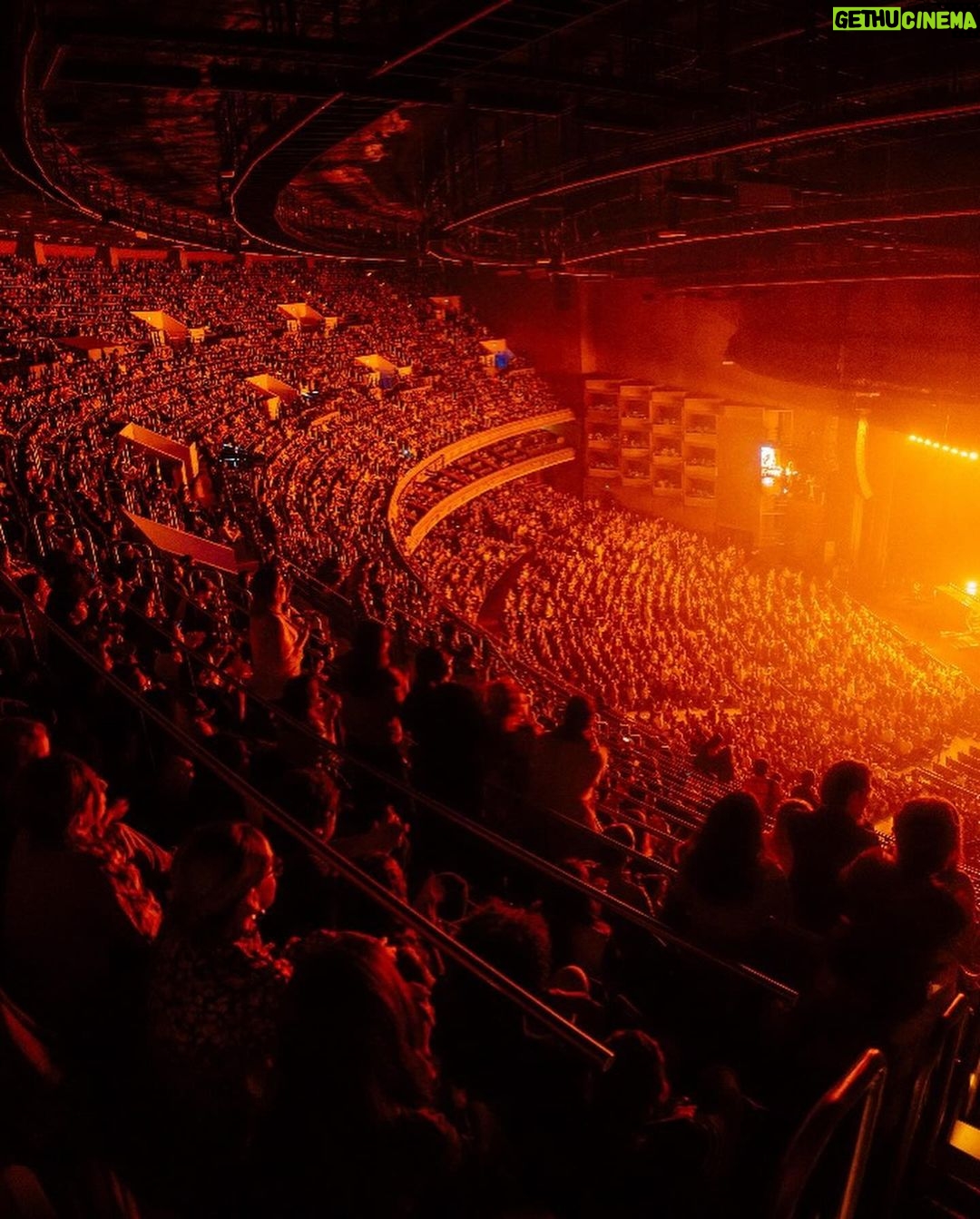 Natalia Lafourcade Instagram - Gracias mi gente linda de Guadalajara. Fue una noche maravillosa llena de magia. #detodaslasflorestour cerro maravilloso este formato de show con su mundo onírico en los visuales. Gracias @diegoguillen por tan hermosas fotografías. 🌸 Auditorio Telmex