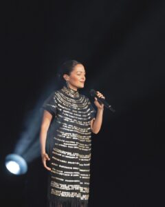 Natalia Lafourcade Instagram - Gracias a toda la gente hermosa que nos acompañaron el pasado 14 de noviembre en el @auditoriomx de #CDMX ha sido una noche maravillosa compartiendo con mi amada @silvanaestradab amiga bella te amo profundo y más cuando nuestras voces juegan y bailan por las nubes. Aquí les comparto a estas bellas fotos que capturó la increíble @mayadeluna y nos vamos preparando para nuestro encuentro en Monterrey. Y aprovecho para agradecer a mi hermosa banda. @urieleschido @emidorantes @jorgegamboabass @raymundopl @trumpetpino @lariruizvelasco que lo entregan todo cada noche. #detodaslasflorestour amigos y amigas gracias por tanto amor. En serio se los digo esto es un sueño. ❤️🙏🏻🇲🇽🌞
