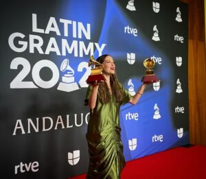 Natalia Lafourcade Instagram - Gracias Sevilla por recibirnos con tanto amor y bellas sorpresas en los @latingrammys  hemos disfrutado enorme cada celebración #detodaslasfloresnl y gracias #stylist @candanoclau y @ferragamo  por acompañarme en esta bella fiesta 💋❤️🇲🇽🌬🍃🇪🇸#sevilla ¡Que noche!
