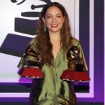 Natalia Lafourcade Instagram - Estoy realmente en las nubes mi gente hermosa. Ayer fue una noche llena de sorpresas de momentos y regalos. DE TODAS LAS FLORES ha ganado tres #latingrammys Mejor canción de cantautor, mejor álbum cantautor y grabación del año muchas gracias @latingrammys esto es un sueño. Estoy que sigo sin creerlo y quiero decir tantas cosas a la vez que no encuentro las palabras apropiadas. Ha sido tanto camino tanto trabajo y la familia es realmente grande. Gracias @adanjodorowsky por llevarme de la mano en esta caminito. Gracias @jerryaudio que manejaron con tanta elegancia y amor la grabación y la mezcla en máquina de cinta de estas músicas. @eldavidaguilar amigo nuestras canciones aquí. Gracias a cada persona involucrada en este disco. @marcribotmusic @sevastianstaingber @emidorantes @cyrilatef la lista es enorme y poco a poco iremos recordando mi gente. Gracias infinitas a mi equipo de management y oficina. A @sonymusicmexico @sonymusiclatin @sonymusicspain que apoyaron esta pieza y que celebramos siempre con tanto amor, un camino largo de anécdotas. Gracias @laurapausini que mientras Adán recibía el reconocimiento a la grabación del año tu y yo nos abrazábamos desde lo más profundo y genuino del amor de compañeras soñando encontrar nuestras voces algún día. Por favor que suceda. 🌸♥️ Gracias @julietavenegasp y @drexlerjorge amigos amados. Corrí por los pasillos alegre y no alcancé a llegar pero me llevo ese abrazo que se expande en tantas direcciones. AMOR ♥️🌸🙏🏼 Amigos y amigas en la academia que votaron por este disco. El disco que más me ha marcado como ser humano hasta el momento. Las canciones que me siguen sanado en cada día. Y afortunadamente lo están haciendo ahora con muchas personas a quienes con todo mi corazón canto cada vez. La música es servicio es medicina es vida. ¡Gracias vida! 🙌🕊 me quedo corta en decir ¡GRACIAS! #sevilla