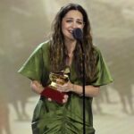Natalia Lafourcade Instagram - Estoy realmente en las nubes mi gente hermosa. Ayer fue una noche llena de sorpresas de momentos y regalos. DE TODAS LAS FLORES ha ganado tres #latingrammys Mejor canción de cantautor, mejor álbum cantautor y grabación del año muchas gracias @latingrammys esto es un sueño. Estoy que sigo sin creerlo y quiero decir tantas cosas a la vez que no encuentro las palabras apropiadas. Ha sido tanto camino tanto trabajo y la familia es realmente grande. Gracias @adanjodorowsky por llevarme de la mano en esta caminito. Gracias @jerryaudio que manejaron con tanta elegancia y amor la grabación y la mezcla en máquina de cinta de estas músicas. @eldavidaguilar amigo nuestras canciones aquí. Gracias a cada persona involucrada en este disco. @marcribotmusic @sevastianstaingber @emidorantes @cyrilatef la lista es enorme y poco a poco iremos recordando mi gente. Gracias infinitas a mi equipo de management y oficina. A @sonymusicmexico @sonymusiclatin @sonymusicspain que apoyaron esta pieza y que celebramos siempre con tanto amor, un camino largo de anécdotas. Gracias @laurapausini que mientras Adán recibía el reconocimiento a la grabación del año tu y yo nos abrazábamos desde lo más profundo y genuino del amor de compañeras soñando encontrar nuestras voces algún día. Por favor que suceda. 🌸♥️ Gracias @julietavenegasp y @drexlerjorge amigos amados. Corrí por los pasillos alegre y no alcancé a llegar pero me llevo ese abrazo que se expande en tantas direcciones. AMOR ♥️🌸🙏🏼 Amigos y amigas en la academia que votaron por este disco. El disco que más me ha marcado como ser humano hasta el momento. Las canciones que me siguen sanado en cada día. Y afortunadamente lo están haciendo ahora con muchas personas a quienes con todo mi corazón canto cada vez. La música es servicio es medicina es vida. ¡Gracias vida! 🙌🕊 me quedo corta en decir ¡GRACIAS! #sevilla