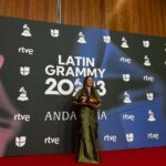 Natalia Lafourcade Instagram - Estoy realmente en las nubes mi gente hermosa. Ayer fue una noche llena de sorpresas de momentos y regalos. DE TODAS LAS FLORES ha ganado tres #latingrammys Mejor canción de cantautor, mejor álbum cantautor y grabación del año muchas gracias @latingrammys esto es un sueño. Estoy que sigo sin creerlo y quiero decir tantas cosas a la vez que no encuentro las palabras apropiadas. Ha sido tanto camino tanto trabajo y la familia es realmente grande. Gracias @adanjodorowsky por llevarme de la mano en esta caminito. Gracias @jerryaudio que manejaron con tanta elegancia y amor la grabación y la mezcla en máquina de cinta de estas músicas. @eldavidaguilar amigo nuestras canciones aquí. Gracias a cada persona involucrada en este disco. @marcribotmusic @sevastianstaingber @emidorantes @cyrilatef la lista es enorme y poco a poco iremos recordando mi gente. Gracias infinitas a mi equipo de management y oficina. A @sonymusicmexico @sonymusiclatin @sonymusicspain que apoyaron esta pieza y que celebramos siempre con tanto amor, un camino largo de anécdotas. Gracias @laurapausini que mientras Adán recibía el reconocimiento a la grabación del año tu y yo nos abrazábamos desde lo más profundo y genuino del amor de compañeras soñando encontrar nuestras voces algún día. Por favor que suceda. 🌸♥️ Gracias @julietavenegasp y @drexlerjorge amigos amados. Corrí por los pasillos alegre y no alcancé a llegar pero me llevo ese abrazo que se expande en tantas direcciones. AMOR ♥️🌸🙏🏼 Amigos y amigas en la academia que votaron por este disco. El disco que más me ha marcado como ser humano hasta el momento. Las canciones que me siguen sanado en cada día. Y afortunadamente lo están haciendo ahora con muchas personas a quienes con todo mi corazón canto cada vez. La música es servicio es medicina es vida. ¡Gracias vida! 🙌🕊 me quedo corta en decir ¡GRACIAS! #sevilla