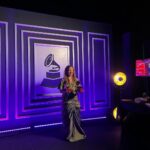 Natalia Lafourcade Instagram - Estoy realmente en las nubes mi gente hermosa. Ayer fue una noche llena de sorpresas de momentos y regalos. DE TODAS LAS FLORES ha ganado tres #latingrammys Mejor canción de cantautor, mejor álbum cantautor y grabación del año muchas gracias @latingrammys esto es un sueño. Estoy que sigo sin creerlo y quiero decir tantas cosas a la vez que no encuentro las palabras apropiadas. Ha sido tanto camino tanto trabajo y la familia es realmente grande. Gracias @adanjodorowsky por llevarme de la mano en esta caminito. Gracias @jerryaudio que manejaron con tanta elegancia y amor la grabación y la mezcla en máquina de cinta de estas músicas. @eldavidaguilar amigo nuestras canciones aquí. Gracias a cada persona involucrada en este disco. @marcribotmusic @sevastianstaingber @emidorantes @cyrilatef la lista es enorme y poco a poco iremos recordando mi gente. Gracias infinitas a mi equipo de management y oficina. A @sonymusicmexico @sonymusiclatin @sonymusicspain que apoyaron esta pieza y que celebramos siempre con tanto amor, un camino largo de anécdotas. Gracias @laurapausini que mientras Adán recibía el reconocimiento a la grabación del año tu y yo nos abrazábamos desde lo más profundo y genuino del amor de compañeras soñando encontrar nuestras voces algún día. Por favor que suceda. 🌸♥️ Gracias @julietavenegasp y @drexlerjorge amigos amados. Corrí por los pasillos alegre y no alcancé a llegar pero me llevo ese abrazo que se expande en tantas direcciones. AMOR ♥️🌸🙏🏼 Amigos y amigas en la academia que votaron por este disco. El disco que más me ha marcado como ser humano hasta el momento. Las canciones que me siguen sanado en cada día. Y afortunadamente lo están haciendo ahora con muchas personas a quienes con todo mi corazón canto cada vez. La música es servicio es medicina es vida. ¡Gracias vida! 🙌🕊 me quedo corta en decir ¡GRACIAS! #sevilla