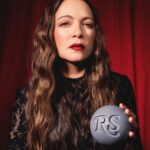 Natalia Lafourcade Instagram - Desde pequeña mi madre me enseñó a no hacer las cosas por un reconocimiento o calificación. Siempre me hablaba de conectar a la verdadera razón del porque estaba haciendo las cosas. Canta con el alma, conecta a tu emoción, tu corazón, sigue tu intuición y si por ahí encuentras al duende, y se llega a la magia, puede ser que entonces venga el gran premio. Y eso se siente cuando llega. Pasaron años para comprender el verdadero símbolo qué hay detrás de un reconocimiento y entender lo que representa. Agradezco tanto a mis padres que me enseñaron acerca de lo esencial en la música y en la vida. Eso se encuentra más en las profundidades y después me ha tocado buscar mis caminos, investigarlos, caer y volver a levantarme. #detodaslasfloresnl es ese disco que me salvó, canciones maestras que llegaron para recordarme lo que había olvidado. Y volver a mis jardines internos, tomar mi vida con responsabilidad y conciencia para caminarla lo más bonito que pueda y en un campo vacío sembrar nuevas semillas. Volverme curandera de mis propias raíces y mi propia tierra. Soy afortunada, he encontrado a muchas personas que lo van trabajando a mi lado. Que se han convertido en mi familia laboral y soporte para poder estar aquí y seguir compartiendo música con tantas personas que me acompañan y a quienes puedo acompañar en sus vidas. Este reconocimiento representa el conjunto de miles de momentitos en esta vida y entonces se habla de una Leyenda que se va construyendo aún y se seguirá escribiendo en el paso del tiempo. Me siento profundamente agradecida con mis colegas en la industria que tanto me inspiran, con mi hermosa familia, con mi equipo de trabajo, con ustedes mi gente bella. A seguir el camino y seguir buscando. Este reconocimiento lo dedicó a todos aquellos artistas que van iniciando sus caminos y levantó la piedra porque siempre encontremos desde el alma inspiración y belleza en nuestros trabajos. Gracias @rollingstoneenespanol @rollingstone 🙏🏼 #fotografia @marioalzatee al final @maureenmevans ❤️🕊