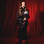 Natalia Lafourcade Instagram - Desde pequeña mi madre me enseñó a no hacer las cosas por un reconocimiento o calificación. Siempre me hablaba de conectar a la verdadera razón del porque estaba haciendo las cosas. Canta con el alma, conecta a tu emoción, tu corazón, sigue tu intuición y si por ahí encuentras al duende, y se llega a la magia, puede ser que entonces venga el gran premio. Y eso se siente cuando llega. Pasaron años para comprender el verdadero símbolo qué hay detrás de un reconocimiento y entender lo que representa. Agradezco tanto a mis padres que me enseñaron acerca de lo esencial en la música y en la vida. Eso se encuentra más en las profundidades y después me ha tocado buscar mis caminos, investigarlos, caer y volver a levantarme. #detodaslasfloresnl es ese disco que me salvó, canciones maestras que llegaron para recordarme lo que había olvidado. Y volver a mis jardines internos, tomar mi vida con responsabilidad y conciencia para caminarla lo más bonito que pueda y en un campo vacío sembrar nuevas semillas. Volverme curandera de mis propias raíces y mi propia tierra. Soy afortunada, he encontrado a muchas personas que lo van trabajando a mi lado. Que se han convertido en mi familia laboral y soporte para poder estar aquí y seguir compartiendo música con tantas personas que me acompañan y a quienes puedo acompañar en sus vidas. Este reconocimiento representa el conjunto de miles de momentitos en esta vida y entonces se habla de una Leyenda que se va construyendo aún y se seguirá escribiendo en el paso del tiempo. Me siento profundamente agradecida con mis colegas en la industria que tanto me inspiran, con mi hermosa familia, con mi equipo de trabajo, con ustedes mi gente bella. A seguir el camino y seguir buscando. Este reconocimiento lo dedicó a todos aquellos artistas que van iniciando sus caminos y levantó la piedra porque siempre encontremos desde el alma inspiración y belleza en nuestros trabajos. Gracias @rollingstoneenespanol @rollingstone 🙏🏼 #fotografia @marioalzatee al final @maureenmevans ❤️🕊