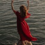 Natalia Lafourcade Instagram - Desde pequeña mi madre me enseñó a no hacer las cosas por un reconocimiento o calificación. Siempre me hablaba de conectar a la verdadera razón del porque estaba haciendo las cosas. Canta con el alma, conecta a tu emoción, tu corazón, sigue tu intuición y si por ahí encuentras al duende, y se llega a la magia, puede ser que entonces venga el gran premio. Y eso se siente cuando llega. Pasaron años para comprender el verdadero símbolo qué hay detrás de un reconocimiento y entender lo que representa. Agradezco tanto a mis padres que me enseñaron acerca de lo esencial en la música y en la vida. Eso se encuentra más en las profundidades y después me ha tocado buscar mis caminos, investigarlos, caer y volver a levantarme. #detodaslasfloresnl es ese disco que me salvó, canciones maestras que llegaron para recordarme lo que había olvidado. Y volver a mis jardines internos, tomar mi vida con responsabilidad y conciencia para caminarla lo más bonito que pueda y en un campo vacío sembrar nuevas semillas. Volverme curandera de mis propias raíces y mi propia tierra. Soy afortunada, he encontrado a muchas personas que lo van trabajando a mi lado. Que se han convertido en mi familia laboral y soporte para poder estar aquí y seguir compartiendo música con tantas personas que me acompañan y a quienes puedo acompañar en sus vidas. Este reconocimiento representa el conjunto de miles de momentitos en esta vida y entonces se habla de una Leyenda que se va construyendo aún y se seguirá escribiendo en el paso del tiempo. Me siento profundamente agradecida con mis colegas en la industria que tanto me inspiran, con mi hermosa familia, con mi equipo de trabajo, con ustedes mi gente bella. A seguir el camino y seguir buscando. Este reconocimiento lo dedicó a todos aquellos artistas que van iniciando sus caminos y levantó la piedra porque siempre encontremos desde el alma inspiración y belleza en nuestros trabajos. Gracias @rollingstoneenespanol @rollingstone 🙏🏼 #fotografia @marioalzatee al final @maureenmevans ❤️🕊