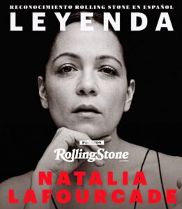 Natalia Lafourcade Instagram - Gracias @rollingstoneenespanol por estos reconocimientos que me llenan el corazón y mi ser entero de gratitud por lo que representan cada uno. ♥️🙏🏼🙌🌸 Agradezco a cada persona que entregó su voto y de su energía para que esto suceda, agradezco a mis compañeros y compañeras en la industria musical. Gracias @silvanaestradab y gracias @kevinkaarl por sus palabras llenas de amor y verdad. Fuera de un guion más inmediatas desde un sentimiento real que me llegó hasta las venas. Ustedes también son mi inspiración. Las nuevas generaciones de juventud haciendo música son motor e inspiración para poder seguir aquí. Gracias por premiar #detodaslasfloresnl como Álbum del año compartiendo con artistas y discos increíbles que siguen marcando nuestro momento y nuestra historia hoy. Gracias @adanjodorowsky que juntos con nuestra hermosa familia musical realizamos esta pieza llena de amor. Gracias por premiarme como artista del año. Y celebró este último año y agradezco infinitamente a mi equipo de trabajo y también a mi público en cada concierto y en cada corazón que ha abrazado cada una de las canciones de esta pieza y también de mi trayectoria musical. Nos dedico estos reconocimientos a nosotros los artistas y pido porque nuestros caminos sean caminos de alma y verdad bonita. Pido porque la industria musical nos siga abrazando y nos apoye en nuestras distintas formas de expresión. Por que podamos mostrar nuestro arte cómo es. Y agradezco el espacio para tocar estas canciones con ese maravilloso cuarteto de chelos un sueño musical para mi. Seguirán los agradecimientos porque la lista es infinita. Dirección musical @chechealara y hermoso estar acompañada de @an.inspired_life @tadao.hermida @shea.kole @ben.jammin231 you guys did amazing 😻🌬💋♥️🙏🏼 gracias mi gente bella les amo