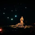 Natalia Lafourcade Instagram - Tomo un respiro y comienzo a caminar hacia el escenario aunque el lugar es enorme se siente cercano a cada corazón presente, cada luz encendida. Ese lugar también es mi hogar y ustedes lo llenan de flores. Gracias mi gente. Siempre quiero volver para seguir cantando. #detodaslasflorestour #detodaslasfloresnl