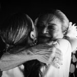 Natalia Lafourcade Instagram - Pasaron diez años para regresar a Venezuela 🇻🇪♥️ en este abrazo profundo de nuestra amada Soledad Bravo @soledadbravooficial pude sentir el abrazo de ustedes presentes en esa noche. Sigo procesando todo el amor y el cariño que hemos recibido en cada país que visitamos en este inicio de gira #detodaslasflorestour y Caracas no podía faltar en esta lista. Mi gente bella no solo se me cumple el sueño de volver a esta tierra que tanto amo. Ustedes lo saben me casé con Venezuela ya desde hace mucho tiempo y tanta inspiración que he recibido de sus hermosas músicas y amorosa gente. Recuerdo desde el primer día en que llegué a su tierra me sentí muy cerca como en casa como en Veracruz y confirmo la hermandad. Les amo profundo. Gracias por este concierto lleno de regalos, detalles, emociones a flor de piel y esa luna y esos cantos y ese tiempo que detuvo su andanza para solamente estar presentes y acompañarnos en cantos y amor eterno. ¡Viva la vida! Gracias Soledad gracias a la vida. #fotografia 🙏🏼 @ignacioetr