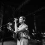 Natalia Lafourcade Instagram - Se siente como un viaje donde el tiempo deja de existir todos somos una sola energía y el amor llega junto con la música. La música es mi maestra ella me calma me sienta me recuerda ser humilde y llevarlo todo con suavidad. Hoy sigo amando mi trabajo en la vida como lo amé desde los cinco años cuando ya jugaba a cantar frente a un espejo siendo niña y sin imaginar que a mis casi cuarenta años seguiría amando ser una cantante y volando por tantos lugares. Mi gente hermosa, ustedes siguen haciendo que este sueño vivo en mi ser, se siga haciendo realidad en cada lugar que visitamos. Gracias a la vida que me ha dado tanto. #detodaslasflorestour ❤️🙏🏼