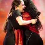 Natalia Lafourcade Instagram - Aquí cantando con la hermosa @evaayllonoficial esa canción que grabamos con Los Macorinos uno de mis boletos favoritos, Soy lo Prohibido. Gracias mamita por aceptar y venir para llenarnos de tu luz y presencia tan especial. Te adoro. 🇵🇪♥️🙏🏼 ¡Viva el Perú! #detodaslasflorestour #fotografia @fmedinaeffio y @r_umeres