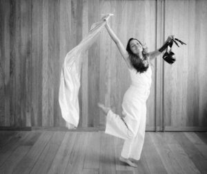 Natalia Lafourcade Instagram - Estoy entrando por la puerta
De una tierra desconocida 
Cuarenta primaveras fueron 
es morir, es nacer, es crecer. 
Que alguien encienda las velas 
Que voy confundida y dichosa 
Alegre botando lágrimas 
¡Felicidad escurridiza!
Como me lo dijo mi padre:
Así pasa la vida mija 
Yo sigo llamando a mi alma 
Que alguien encienda las velas 
Que alguien encienda las luces 
Mi pequeño cuerpo contiene 
una niña mujer inquieta 
Desbordada en su locura 
Reclamando su tiempo, su danza
La bailarina mariposa
Reclamando su campo, su árbol
Soy yo! Entrando por la puerta 
De una tierra desconocida 
Cuarenta veranos de vida.  Mi corazón se emociona mucho de recordar esta bella fiesta llena de amistades y emociones. Ya estoy en el cuarto piso ¡Que viva la vida! Gracias enormes por estos regalos que llenaron de elegancia a la niña mujer, mujer niña que siempre quiero llevar en el camino. @candanoclau @c.a.n.c.i.n.o @louboutinworld @tailorpr 🌸🙏🏼🕊♥️ #fotografias @hpellerano @barbacabaret Los 40 los seguiré celebrando tooooooodito el año. 🔥💜