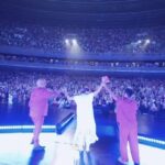 Natalia Lafourcade Instagram - Gracias Guadalajara. Sé que faltaron muchos lugares por visitar pero prometo que volveremos con músicas y cariño a muchos más lugares en México y el mundo. Gracias a todo el equipo de audio visual que realizaron este show junto con toda la familia entregando tanto amor y pasión a cada momento. Seguimos ya en USA 🇺🇸❤️🙌🌸 #detodaslasflorestour ¡Les amo mi gente! 🎥 @jrcorredor Guadalajara, Jalisco