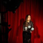 Natalia Lafourcade Instagram - Gracias @rollingstoneenespanol por estos reconocimientos que me llenan el corazón y mi ser entero de gratitud por lo que representan cada uno. ♥️🙏🏼🙌🌸 Agradezco a cada persona que entregó su voto y de su energía para que esto suceda, agradezco a mis compañeros y compañeras en la industria musical. Gracias @silvanaestradab y gracias @kevinkaarl por sus palabras llenas de amor y verdad. Fuera de un guion más inmediatas desde un sentimiento real que me llegó hasta las venas. Ustedes también son mi inspiración. Las nuevas generaciones de juventud haciendo música son motor e inspiración para poder seguir aquí. Gracias por premiar #detodaslasfloresnl como Álbum del año compartiendo con artistas y discos increíbles que siguen marcando nuestro momento y nuestra historia hoy. Gracias @adanjodorowsky que juntos con nuestra hermosa familia musical realizamos esta pieza llena de amor. Gracias por premiarme como artista del año. Y celebró este último año y agradezco infinitamente a mi equipo de trabajo y también a mi público en cada concierto y en cada corazón que ha abrazado cada una de las canciones de esta pieza y también de mi trayectoria musical. Nos dedico estos reconocimientos a nosotros los artistas y pido porque nuestros caminos sean caminos de alma y verdad bonita. Pido porque la industria musical nos siga abrazando y nos apoye en nuestras distintas formas de expresión. Por que podamos mostrar nuestro arte cómo es. Y agradezco el espacio para tocar estas canciones con ese maravilloso cuarteto de chelos un sueño musical para mi. Seguirán los agradecimientos porque la lista es infinita. Dirección musical @chechealara y hermoso estar acompañada de @an.inspired_life @tadao.hermida @shea.kole @ben.jammin231 you guys did amazing 😻🌬💋♥️🙏🏼 gracias mi gente bella les amo